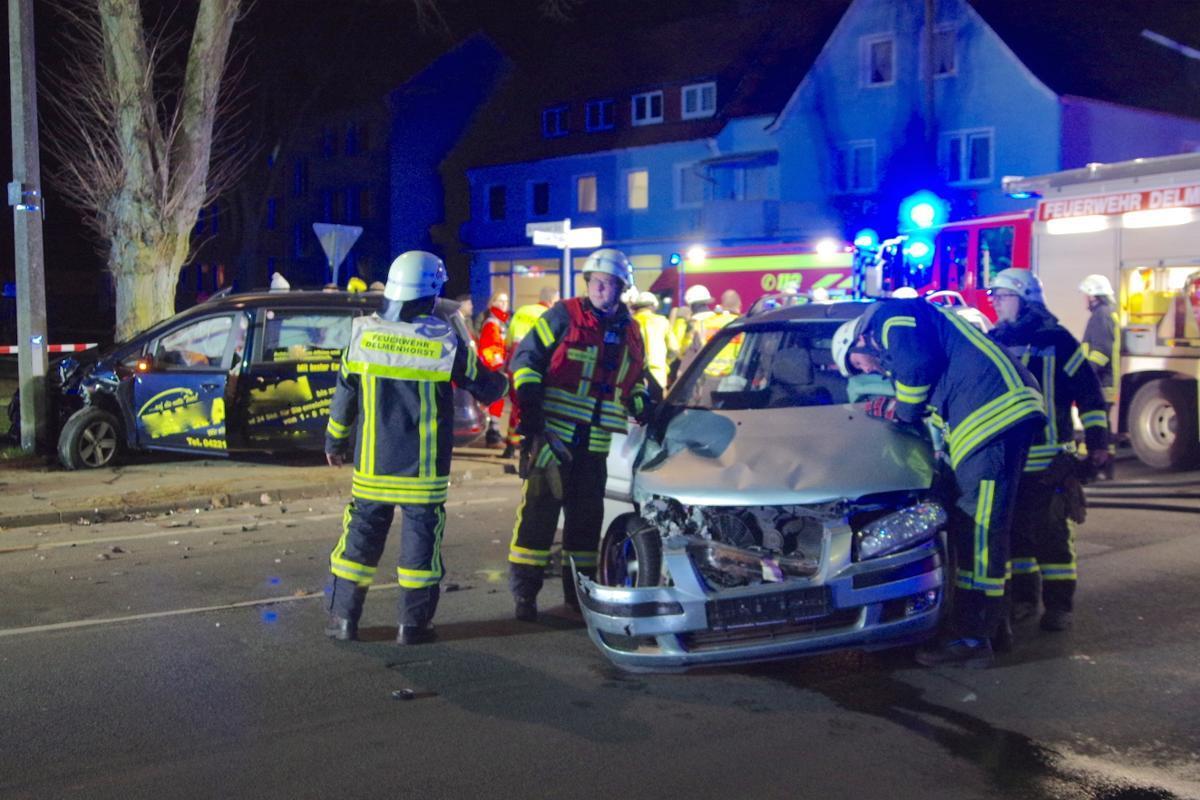 Bei einem schweren Autounfall in Delmenhorst wurden fünf Personen verletzt.