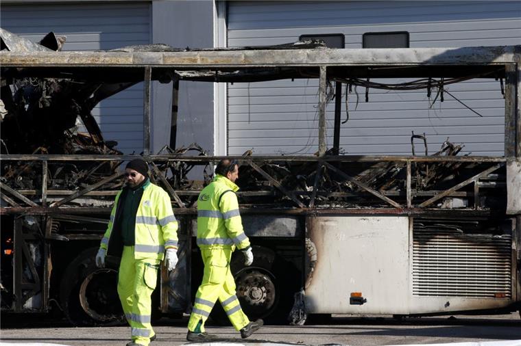 Tragödie in Italien: 16 Menschen sterben bei Rückreise aus Skiurlaub Bei einem schweren Busunfall auf der Autobahn 4 nahe der italienischen Stadt Verona sind nach Angaben der Feuerwehr 16 Menschen ums Leben gekommen.