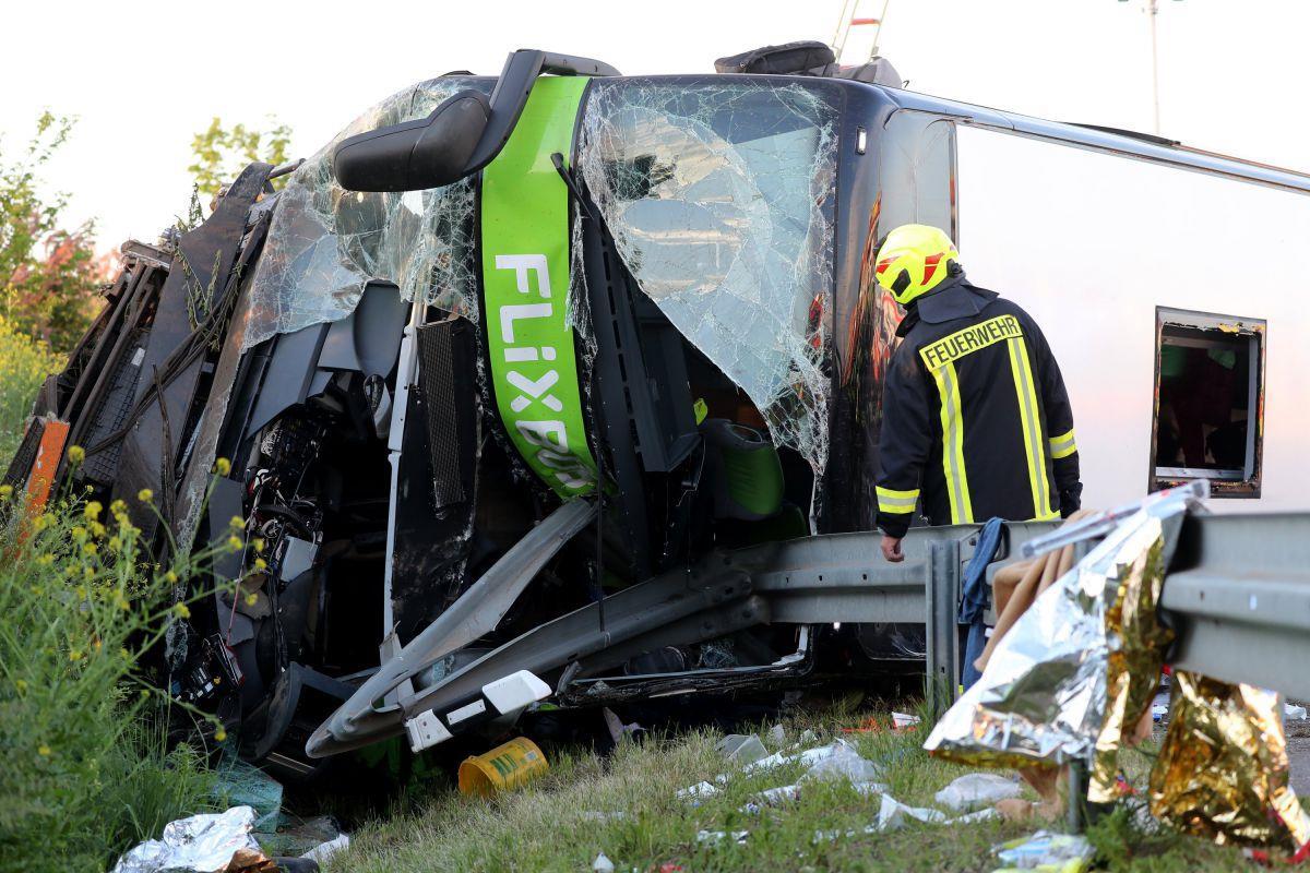 Busunglück bei Leipzig: Ein Toter, sehr viele Verletzte Bei einem schweren Unfall mit einem Reisebus sind auf der Autobahn 9 nahe Leipzig mindestens ein Mensch getötet und zahlreiche Menschen verletzt worden.