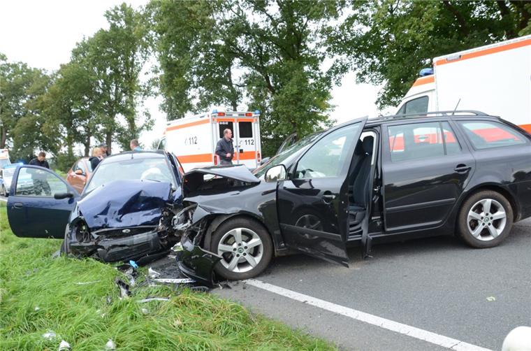 Vollsperrung auf B71: Drei Schwerverletzte bei Frontal-Crash bei Selsingen Bei einem schweren Verkehrsunfall auf der B71 wurden drei Personen nach einem Frontalzusammenstoß zweier Autos schwer verletzt.