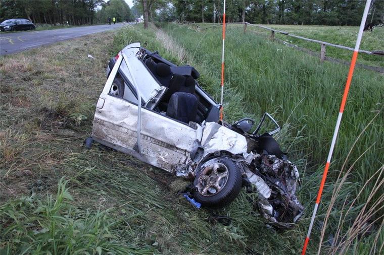 Tödlicher Unfall auf B73 in Altenbruch: Prozess beginnt Bei einem schweren Verkehrsunfall auf der B73 in Altenbruch ist im Mai eine 19 Jahre alte Fahranfängerin tödlich verunglückt.