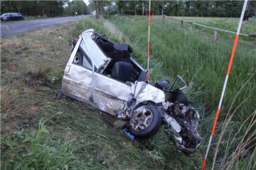 Bei einem schweren Verkehrsunfall auf der B73 in Altenbruch ist im Mai eine 19 Jahre alte Fahranfängerin tödlich verunglückt.