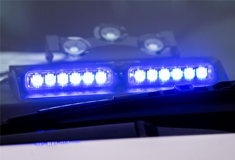 Autofahrer kollidiert mit Pferd - Reiterin und Tier sterben Blaulicht auf einem Fahrzeug der Polizei
