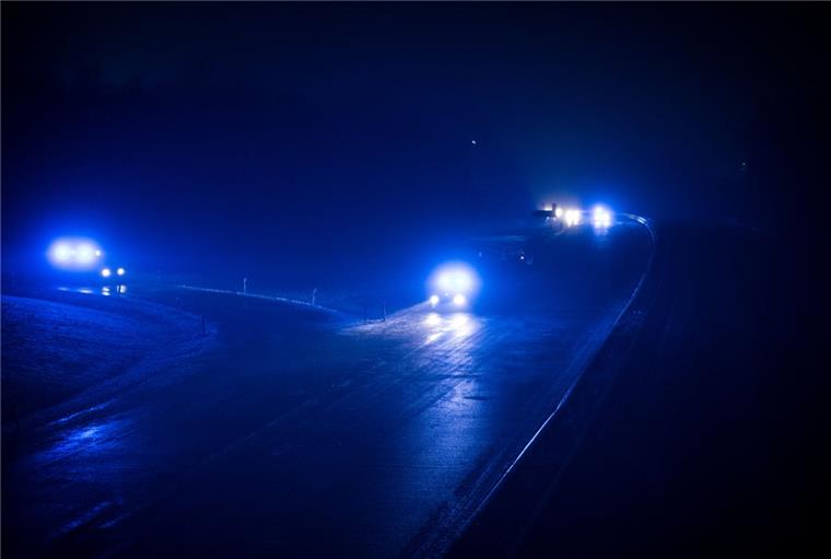 Bei einem schweren Verkehrsunfall sind auf der A1 zwei Männer ums Leben gekommen.