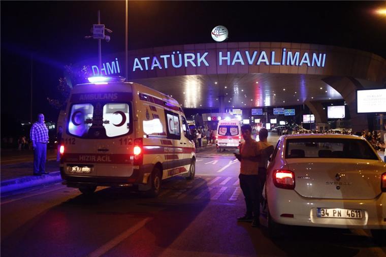 Zahlreiche Tote bei Terroranschlag am Istanbuler Flughafen Bei einem Selbstmordanschlag auf den Atatürk-Flughafen der türkischen Millionenmetropole Istanbul sind zahlreiche Menschen getötet worden.