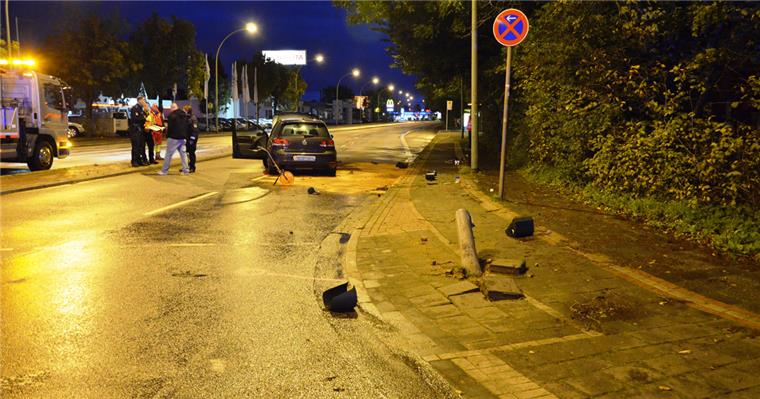 Spektakuläre Kollision in Bremerhaven: Auto hebt ab und fliegt gegen Ampelmast Bei einem spektakulären Unfall in Bremerhaven-Lehe am Sonntagmorgen wurde eine Ampelanlage in Mitleidenschaft gezogen.