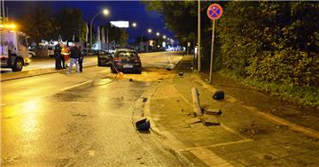 Bei einem spektakulären Unfall in Bremerhaven-Lehe am Sonntagmorgen wurde eine Ampelanlage in Mitleidenschaft gezogen. 