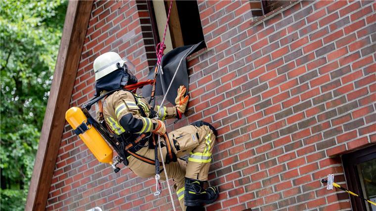 Feuer löschen, Menschen retten: Feuerwehren im Wettkampf Bei einem Szenario mussten sich die Einsatzkräfte aus einem Gebäude abseilen.