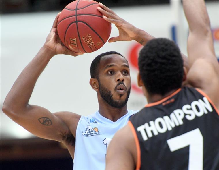 Bei einem Tryout konnte sich Darious Moten (links) für einen Vertrag in Bremerhaven empfehlen. Der Forward will sich in der Bundesliga durchsetzen.