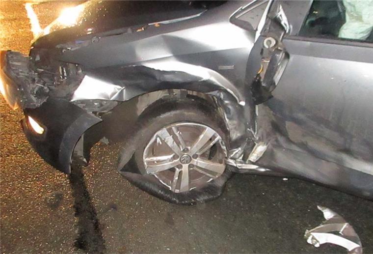 Unfall: Mann fährt beim Überholen in den Gegenverkehr Ein beschädigtes Auto