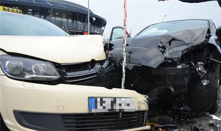 Lehe: Heftige Kollision am Flötenkiel Bei einem Unfall am Flötenkiel entstand am Montag erheblicher Sachschaden.