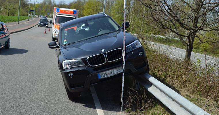 50 Meter auf der Leitplanke: Unfall auf dem Zubringer Bremerhaven-Zentrum Bei einem Unfall auf dem Bremerhavener Autobahnzubringer Zentrum entstand hoher Schaden.