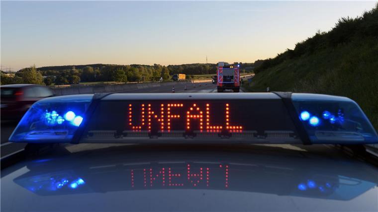 Bei einem Unfall auf der A1 bei Bremen wurden vier Menschen verletzt. (Symbolbild)