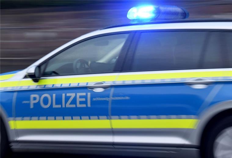 Ein Streifenwagen fährt mit eingeschaltetem Blaulicht