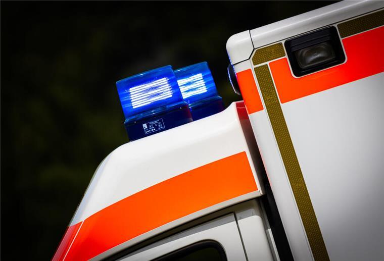 Schwerer Verkehrsunfall auf B212: Fußgänger von Lkw erfasst und lebensgefährlich verletzt Eingeschaltetes Blaulicht an einem Rettungswagen.
