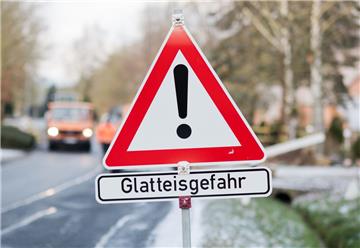 Bei einem Unfall auf einer glatten Straße in Nordenham ist ein 19-jähriger Autofahrer leicht verletzt worden.