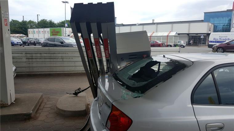 Hoher Sachschaden: Frau rammt Autos und Zapfsäule am Flötenkiel Bei einem Unfall auf einer Tankstelle an der Pferdebade entstand ein sehr hoher Sachschaden. Eine Frau verlor die Kontrolle über ihren Wagen.