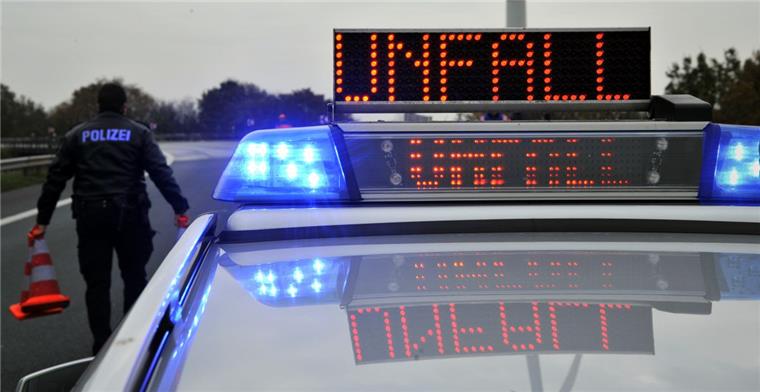 Bei einem Unfall im Cuxland hat sich ein Beverstedter mit seinem Wagen überschlagen.