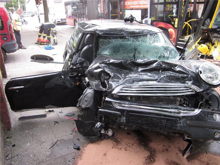 Zusammengefasst! Das war der Freitag im nord24-Land Bei einem Unfall im Juli 2016 auf der Weserstraße kam der Fahrer dieses Minis ums Leben.