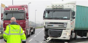 Bei einem Unfall im Nordhafen am Mittwoch entstand sehr hoher Schaden. 