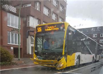 Bei einem Unfall in Bremerhaven-Geestemünde ist ein Linienbus am Montagmittag beschädigt worden.