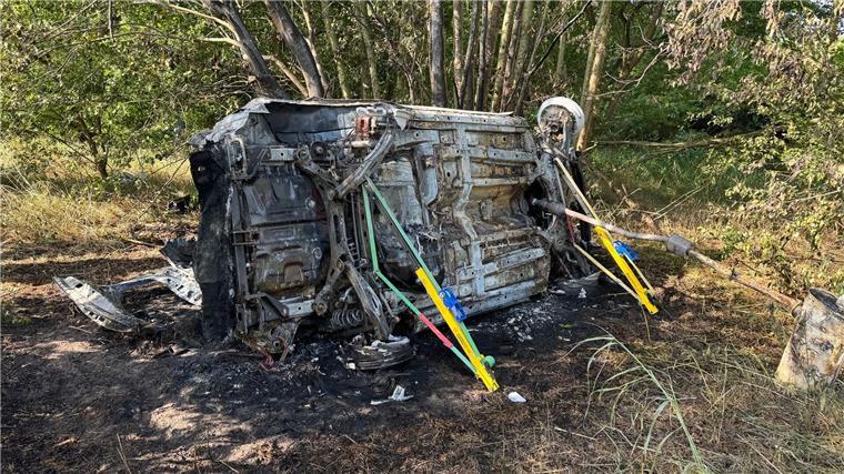 Bei einem Unfall in der Nähe von Meppen wurde der Fahrer getötet. Das Auto fing Feuer, die Feuerwehr verhinderte einen Waldbrand. 