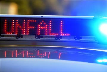 Auf einem Polizeifahrzeug warnt eine Leuchtschrift vor einer Unfallstelle.