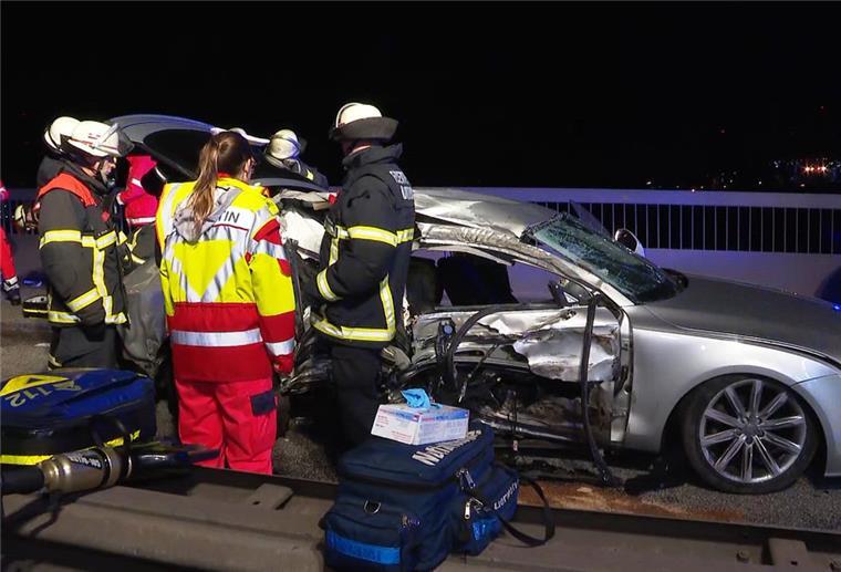 Freispruch in Hamburger Prozess um tödliches Autorennen Feuerwehrleute sind nach einem Unfall auf der Köhlbrandbrücke im Einsatz.
