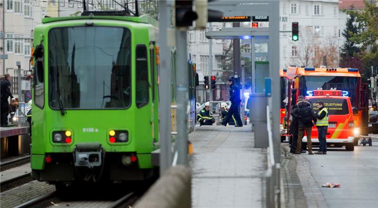 Tödlicher Unfall an Karfreitag: Junger Mann wird von Straßenbahn überrollt Bei einem Unfall in Hannover wurde ein 24-Jähriger von einer Straßenbahn überrollt und dabei tödlich verletzt.