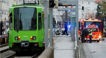 Bei einem Unfall in Hannover wurde ein 24-Jähriger von einer Straßenbahn überrollt und dabei tödlich verletzt.