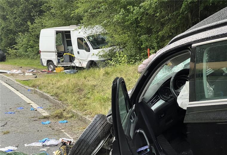 Auto fährt in Personengruppe: Mindestens ein Toter Zwei beschädigte Autos stehen am Unfallort auf einer Staatsstraße bei Fuchsmühle, einem Ortsteil des Marktes Hohenfels im Landkreis Neumarkt in der Oberpfalz.