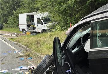 Zwei beschädigte Autos stehen am Unfallort auf einer Staatsstraße bei Fuchsmühle, einem Ortsteil des Marktes Hohenfels im Landkreis Neumarkt in der Oberpfalz. 