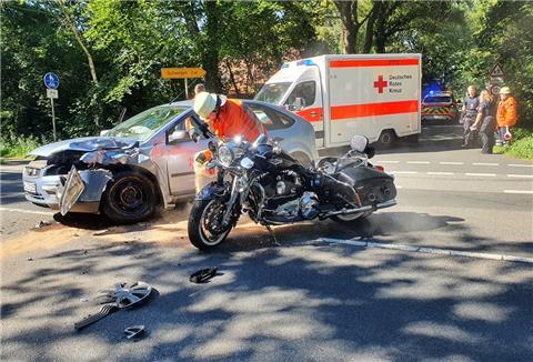 Bei einem Unfall in Loxstedt sind ein Motorradfahrer und seine Sozia schwer verletzt worden.