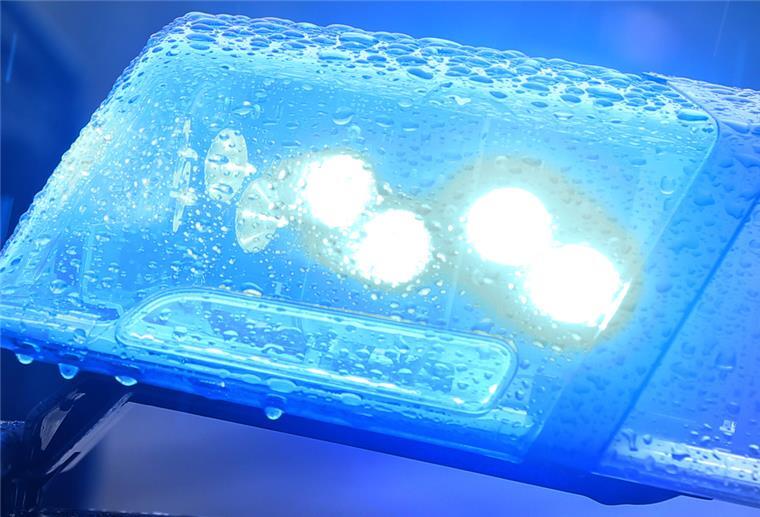 Mann (82) stirbt bei tragischem Unfall in Wremen Streifenwagen mit Blaulicht