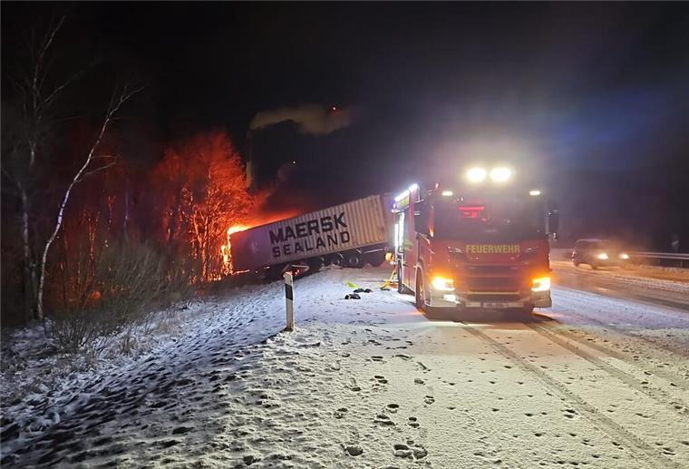 Nach Glättechaos und Unfällen: A27 in Bremerhaven wieder frei Bei einem Unfall ist ein Lkw in Brand geraten.