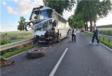 Bei einem Unfall mit einem Bus und einem Transporter im Landkreis Dahme-Spreewald sind am Montagnachmittag ein Mann getötet und mindestens acht Menschen verletzt worden, davon zwei schwer.