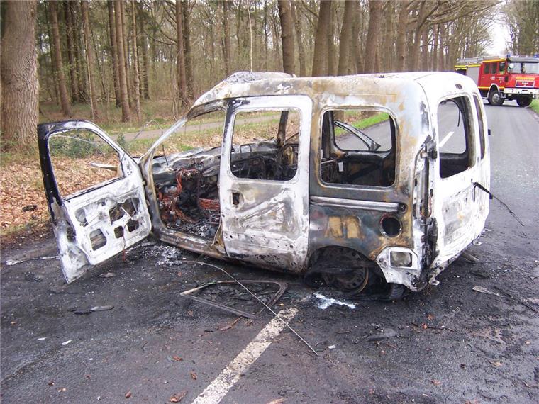 Tarmstedt: Mit Auto gegen Baum – Fahrerin getötet Bei einem Unfall zwischen Wilstedt und Buchholz ist eine 50-jährige Frau ums Leben gekommen. Sie konnte aus dem brennenden Auto befreit werden, verstarb aber noch an der Unfallstelle.