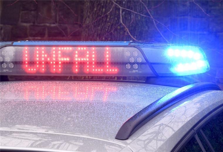 Hamburg: Illegales Autorennen endet mit Unfall - ein Verletzter Die Leuchtschrift «Unfall» auf dem Dach eines Polizeiwagens.