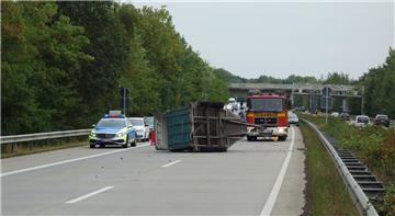 Bei einem Verkehrsunfall auf der A27 ist am Sonntag ein 79-Jähriger ums Leben gekommen.
