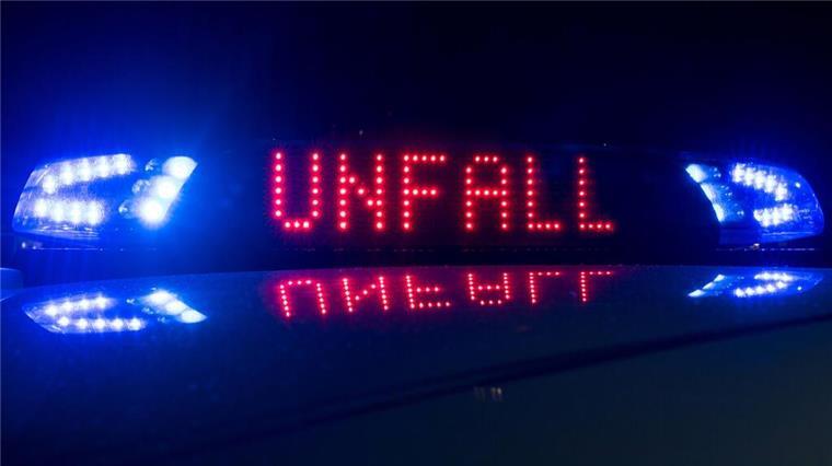 Tödlicher Unfall auf der B 212: Motorradfahrer stirbt nach Kollision Bild einer digitalen Anzeige auf einem Polizeiwagen mit der Aufschrift "Unfall"