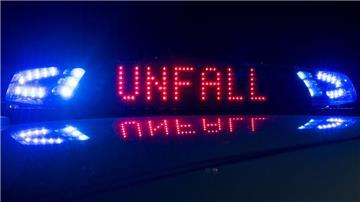Bild einer digitalen Anzeige auf einem Polizeiwagen mit der Aufschrift "Unfall"
