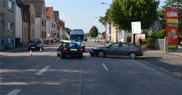 Hoher Schaden bei Unfall auf der Langener Landstraße Bei einem Verkehrsunfall auf der Langener Landstraße sind zwei Personen verletzt worden.