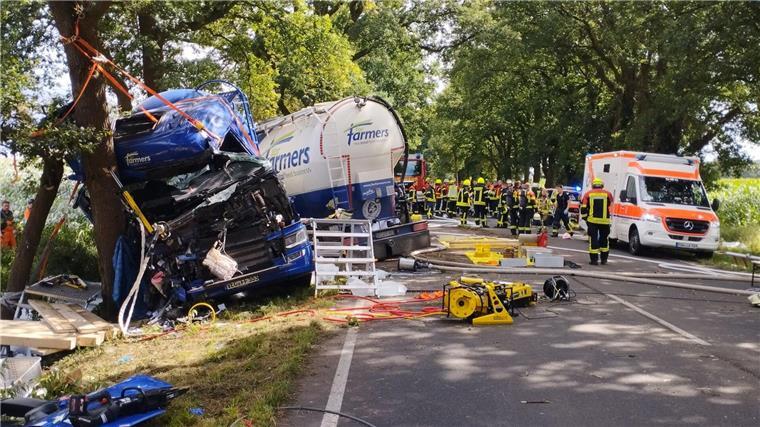 Silo-Lkw kracht gegen Baum - ein lebensgefährlich Verletzter Bei einem Verkehrsunfall bei Sottrum ist ein Mann lebensgefährlich verletzt worden