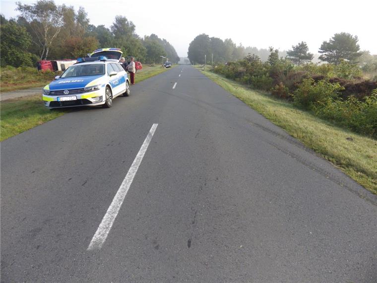 Cuxland: Pferde werden aus Anhänger geschleudert und verenden Bei einem Verkehrsunfall im Cuxland wurden drei Pferd aus dem Anhänger geschleudert. Zwei verendeten, eines überlebte verletzt und musste tierärztlich versorgt werden.