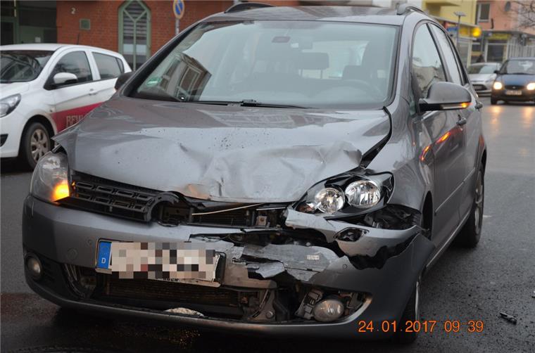 Bei einem Verkehrsunfall in der Hafenstraße sind zwei Personen verletzt worden.