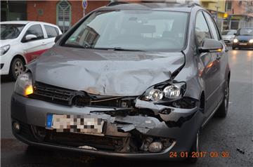 Bei einem Verkehrsunfall in der Hafenstraße sind zwei Personen verletzt worden.