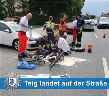 Bei einem Verkehrsunfall ist eine 58-jährige Radfahrerin schwer verletzt worden. 