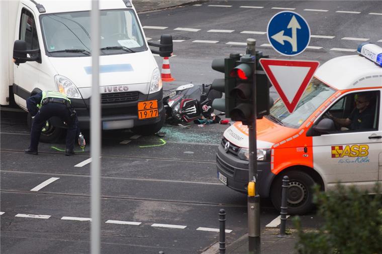 Bei einem Verkehrsunfall ist eine Rollerfahrerin ums Leben gekommen.