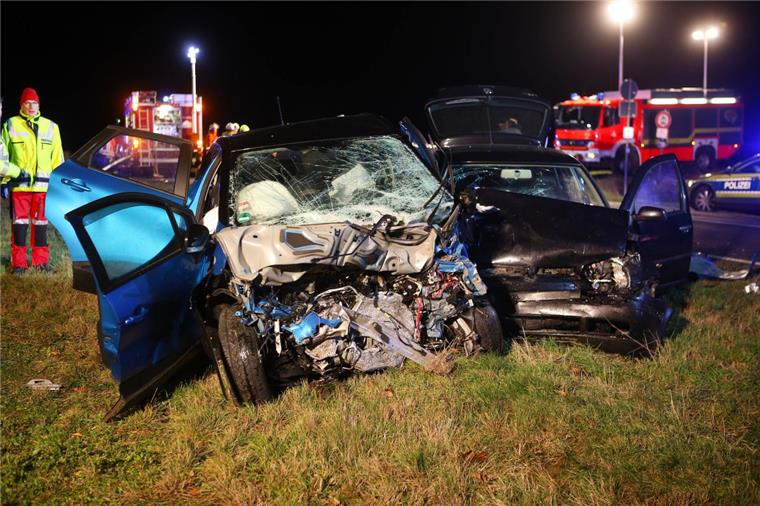 Göttingen: Vier Tote und sieben Verletzte bei Unfall Bei einem Verkehrsunfall nahe Göttingen mit fünf beteiligen Fahrzeugen wurden vier Menschen getötet. Es gab zudem mehrere Verletzte.
