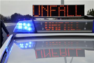 Bei einem Verkehrunfall auf der A27 in Höhe Altenwalde sind zwei Personen leicht verletzt worden.